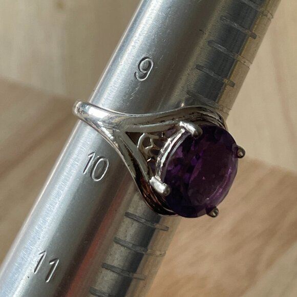 Vintage Sterling Silver Ring with Purple Stone - Picture 5 of 5